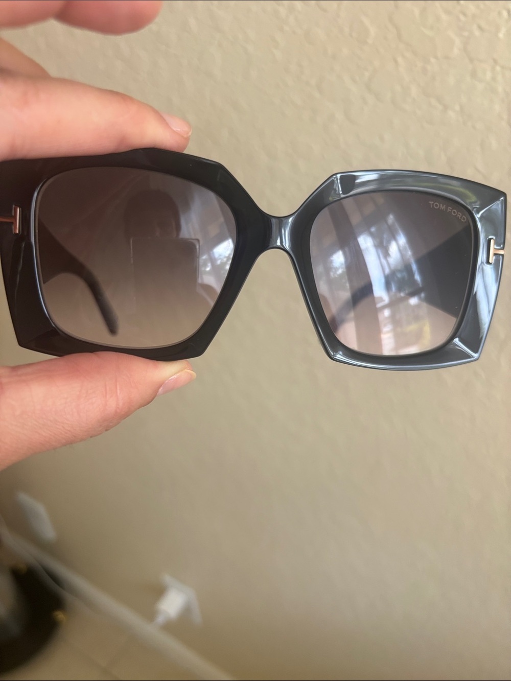 Tom Ford Jaquetta Black Square Oversized Sunglasses with Gold 'T' Accents - Picture 3 of 5